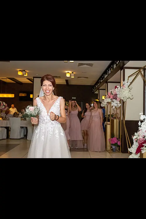 Color wedding photo by Lucas Georgiev. Bride before throws the bouquet. Place: Lovech, Bulgaria
